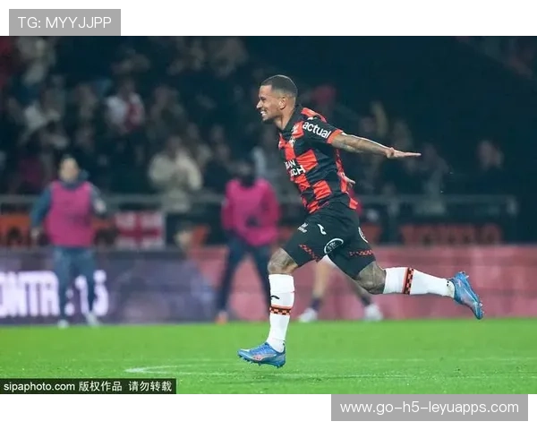 巴黎圣日耳曼前锋训练：制造射门空间的跑位训练密集