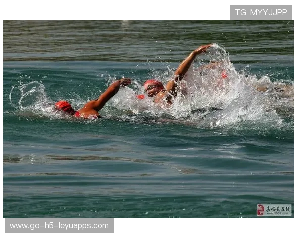 铁人三项比赛一人游泳溅起海啸般水花 铁人三项比赛一人游泳溅起海啸般水花