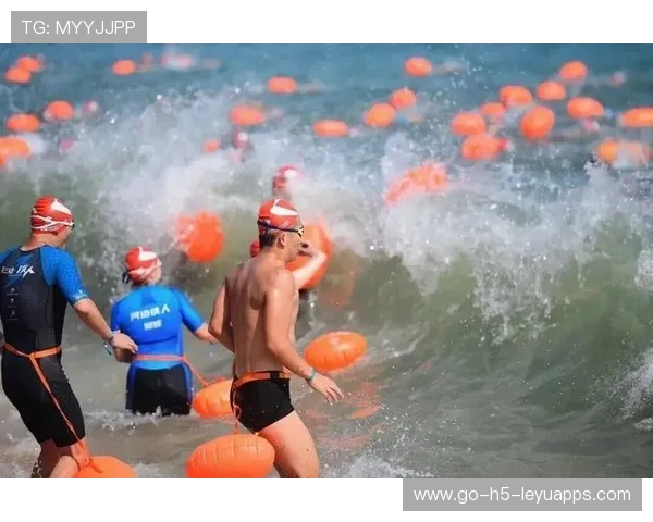 铁人三项比赛一人游泳溅起海啸般水花