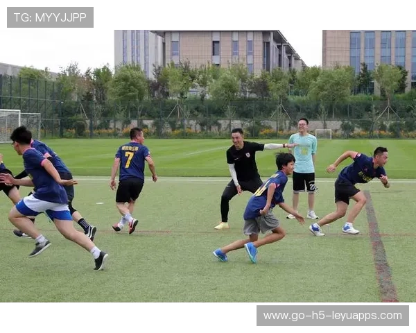 球员在中超赛后参与公益活动展现社会责任感，中超联赛志愿者