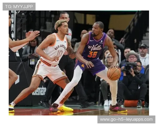 尼克斯高位策应到位，空切配合很丝滑