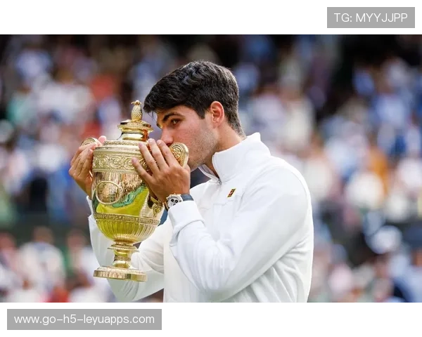 阿尔卡拉斯捧杯澳网成金满贯，22岁西班牙新王统治网坛